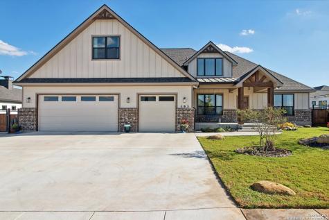 153 W Magnolia Circle La Vernia TX 78121