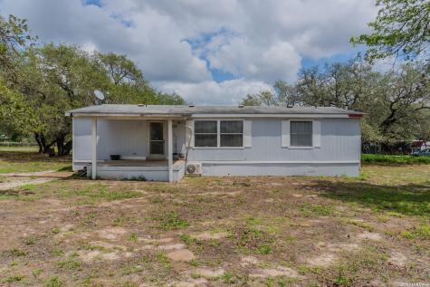1217 County Road 6723 Natalia TX 78059