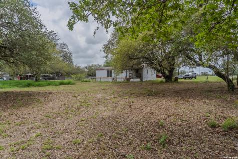 1217 County Road 6723 Natalia TX 78059