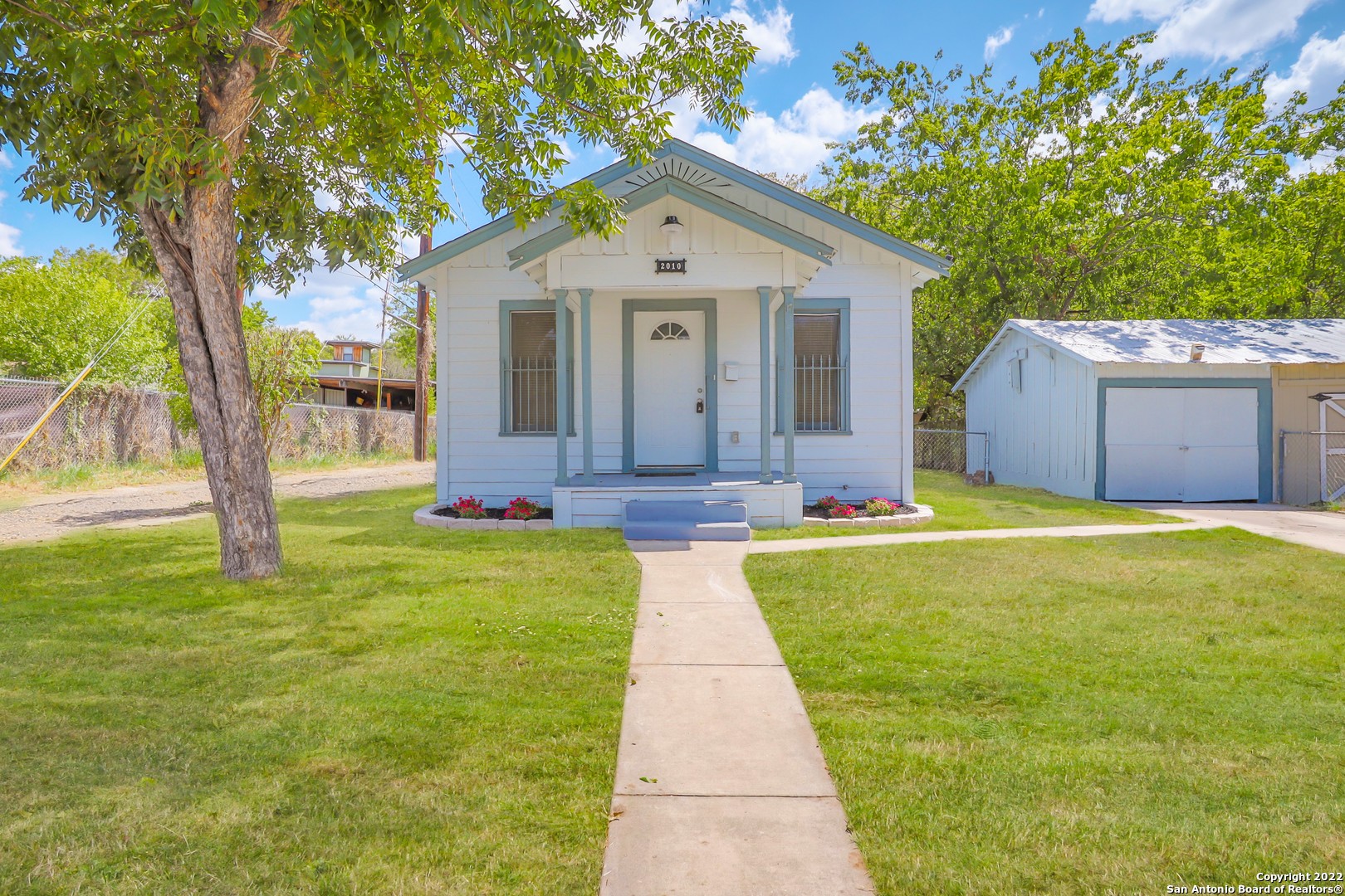 2010 N Elmendorf Street San Antonio TX 78201