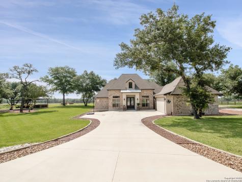 140 E Ashton Boulevard Floresville TX 78114