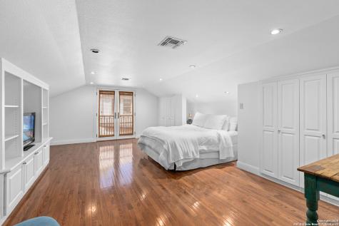 118 Brittany Olmos Park TX 78212