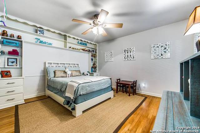 211 Robinhood Place San Antonio TX 78209