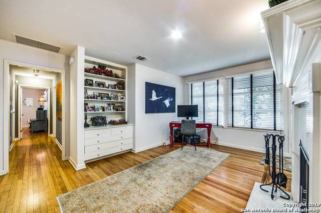 211 Robinhood Place San Antonio TX 78209