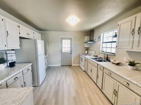506 S 5th Carrizo Springs TX 78834