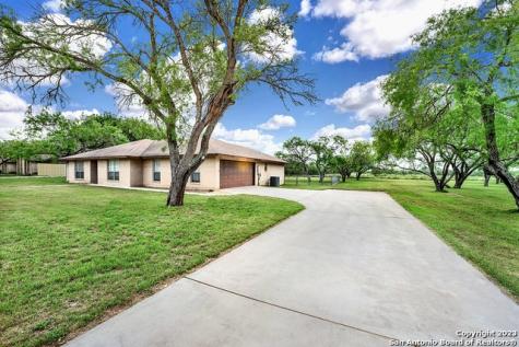 103 Oaklane Drive Floresville TX 78114