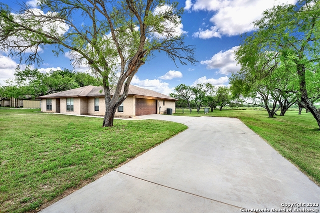 103 Oaklane Drive Floresville TX 78114