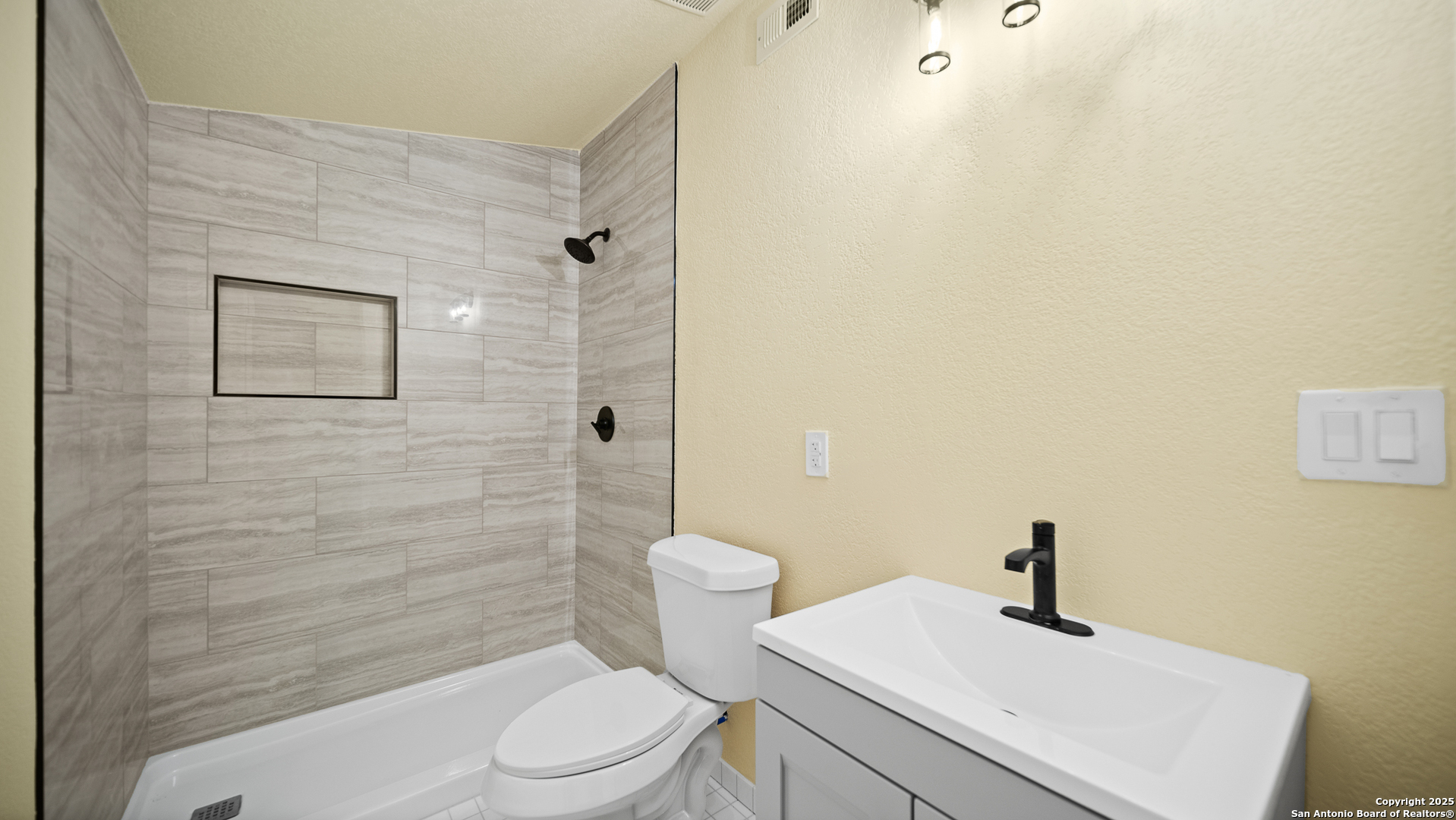 201 Lakeview Circle La Vernia TX 78121