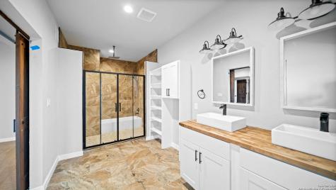 201 Lakeview Circle La Vernia TX 78121