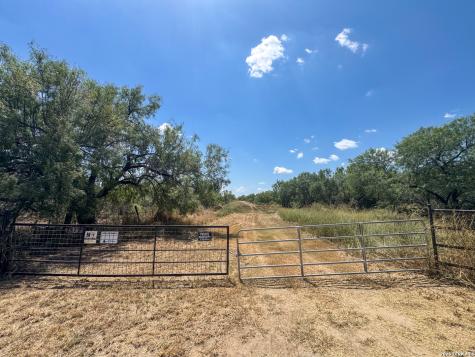 2822 Tomblin Road Bigfoot TX 78005