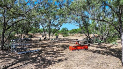 2822 Tomblin Road Bigfoot TX 78005