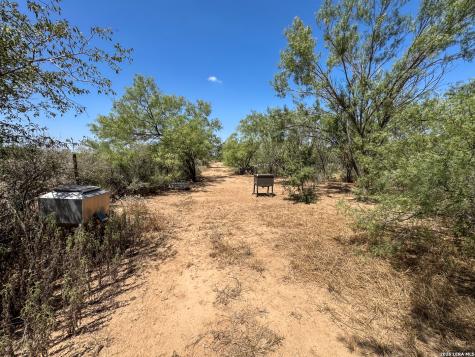 2822 Tomblin Road Bigfoot TX 78005