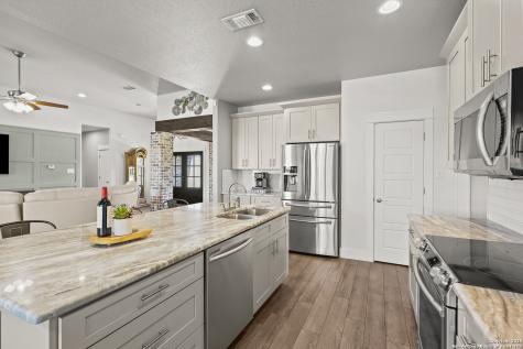 100 W Ashton Floresville TX 78114