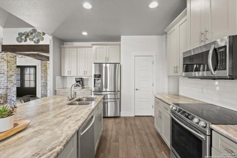 100 W Ashton Floresville TX 78114