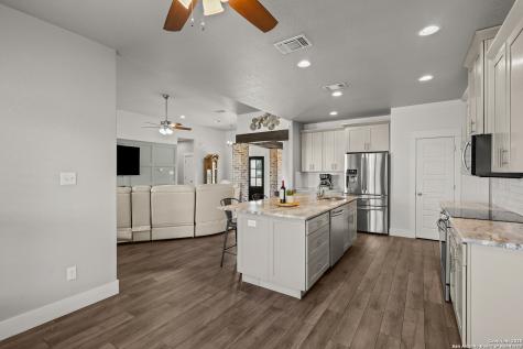 100 W Ashton Floresville TX 78114