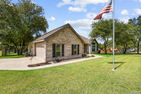 100 W Ashton Floresville TX 78114