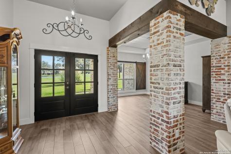 100 W Ashton Floresville TX 78114