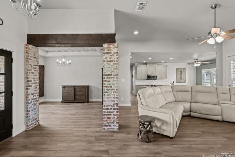 100 W Ashton Floresville TX 78114
