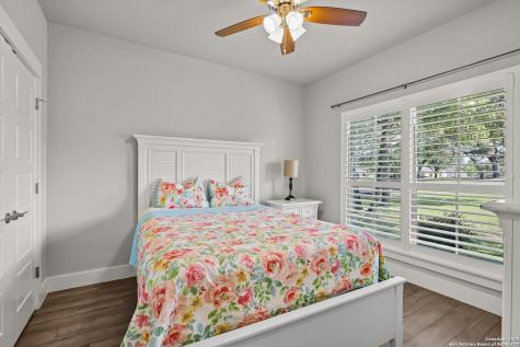 100 W Ashton Floresville TX 78114