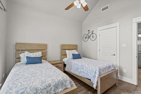 100 W Ashton Floresville TX 78114