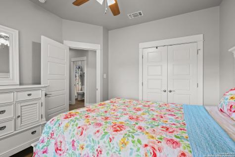 100 W Ashton Floresville TX 78114