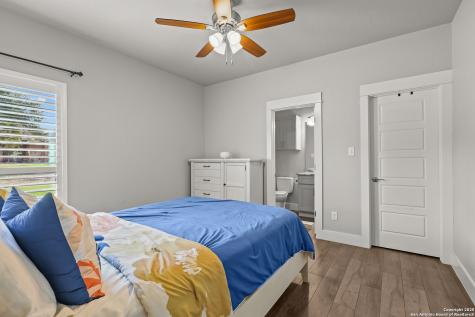 100 W Ashton Floresville TX 78114