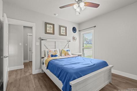 100 W Ashton Floresville TX 78114