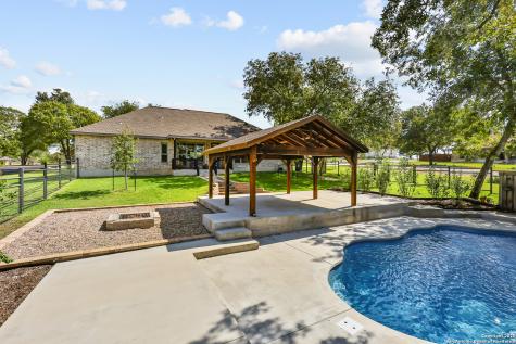 100 W Ashton Floresville TX 78114