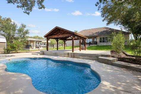 100 W Ashton Floresville TX 78114