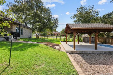 100 W Ashton Floresville TX 78114