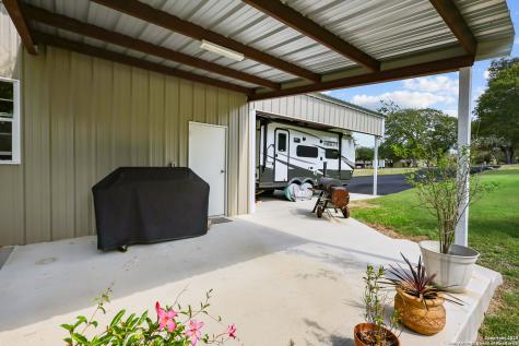 100 W Ashton Floresville TX 78114