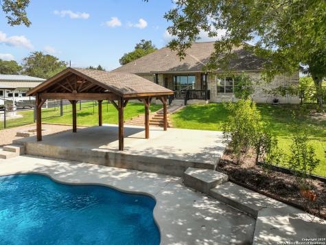 100 W Ashton Floresville TX 78114
