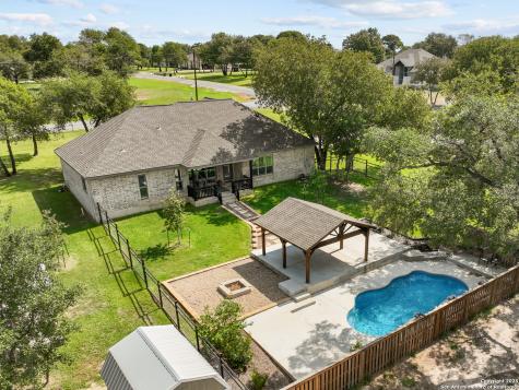 100 W Ashton Floresville TX 78114