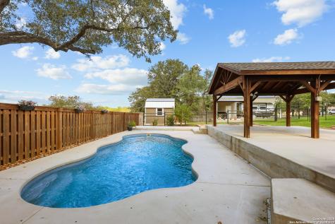 100 W Ashton Floresville TX 78114