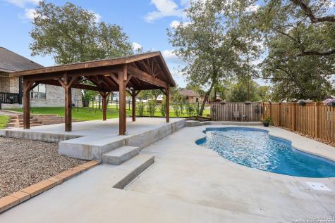 100 W Ashton Floresville TX 78114