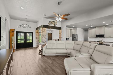 100 W Ashton Floresville TX 78114