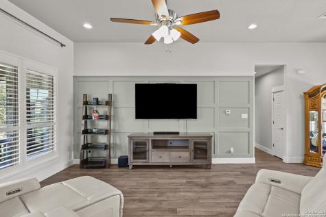 100 W Ashton Floresville TX 78114