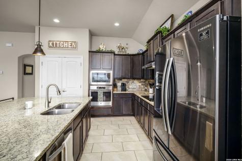 117 Fairway Floresville TX 78114