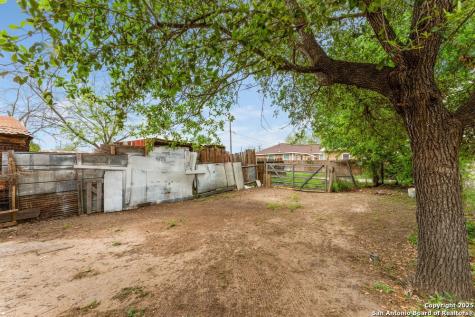373 Avenue I Poteet TX 78065
