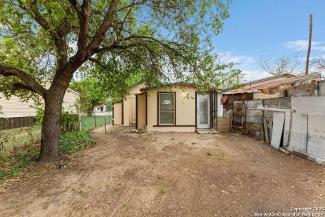 373 Avenue I Poteet TX 78065