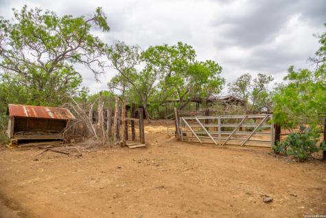 1277 County Road 138 Floresville TX 78114
