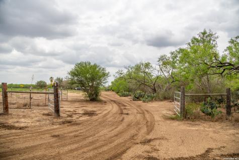 1277 County Road 138 Floresville TX 78114