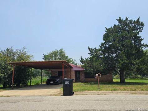 334 S Puente Street Pearsall TX 78061