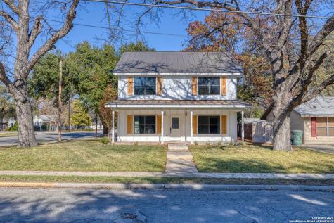 136 W Oak Street Uvalde TX 78801