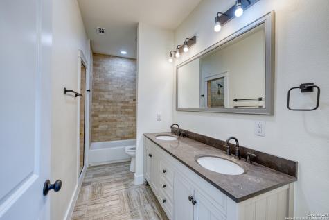 136 W Oak Street Uvalde TX 78801