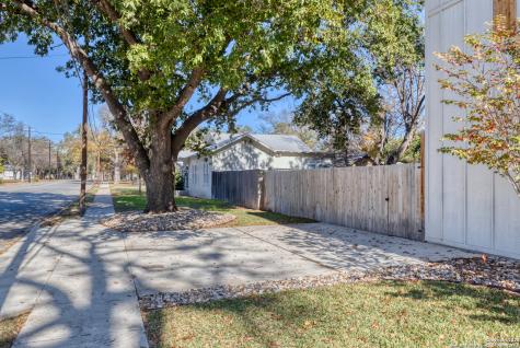136 W Oak Street Uvalde TX 78801