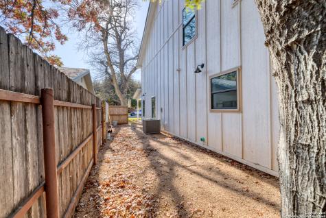 136 W Oak Street Uvalde TX 78801