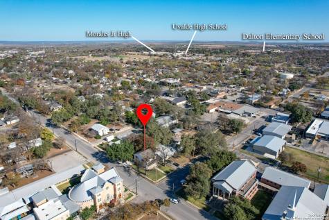 136 W Oak Street Uvalde TX 78801
