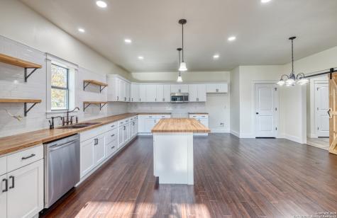 136 W Oak Street Uvalde TX 78801