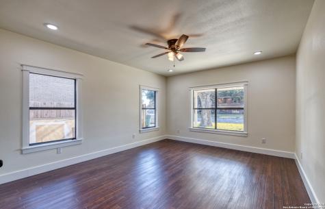 136 W Oak Street Uvalde TX 78801